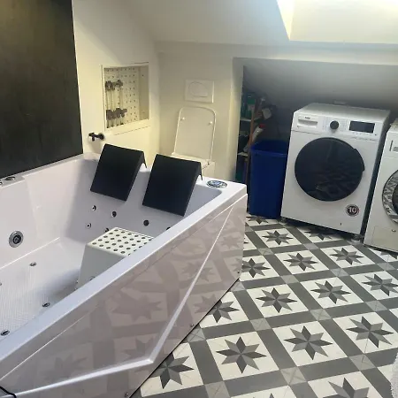 Apartment Hus Med Hage Og Terasse, Ideelt For Familier *