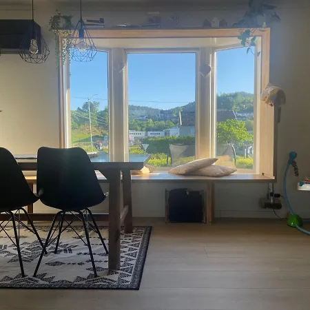 Hus Med Hage Og Terasse, Ideelt For Familier
